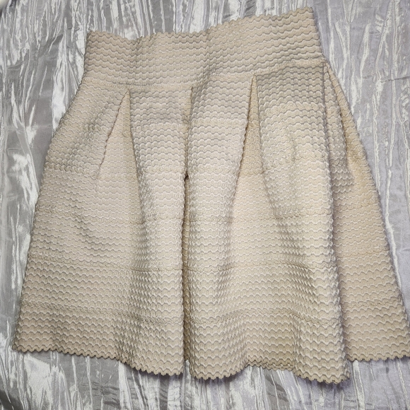 Varga Elegant Cream Textured Women's Skirt - Picture 2 of 6
